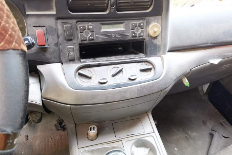 Used Jinbei Hiace 2011 2.0L 5th Generation Kuaiyunwang Luxury Edition 4G19 Audio And AC Panel