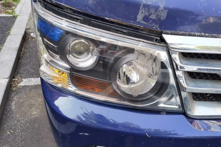 Used Jinbei Hiace 2011 2.0L 5th Generation Kuaiyunwang Luxury Edition 4G19 Right Front Headlight