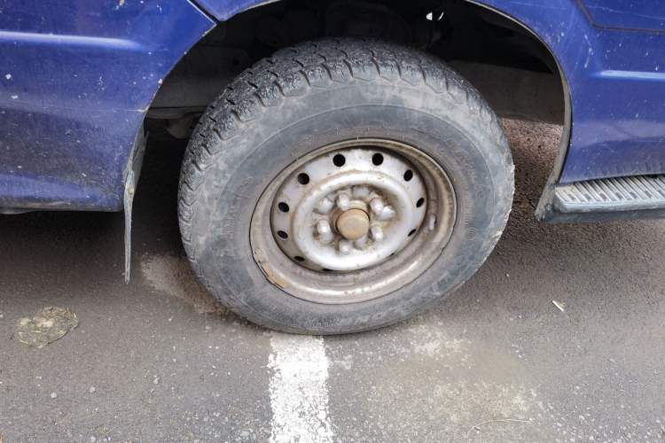 Used Jinbei Hiace 2011 2.0L 5th Generation Kuaiyunwang Luxury Edition 4G19 Right Front Wheel Hub