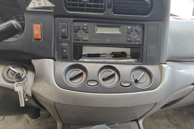 Used Jinbei Hiace 2011 2.0L Fifth-Generation Express Luxury V19 Audio And AC Panel