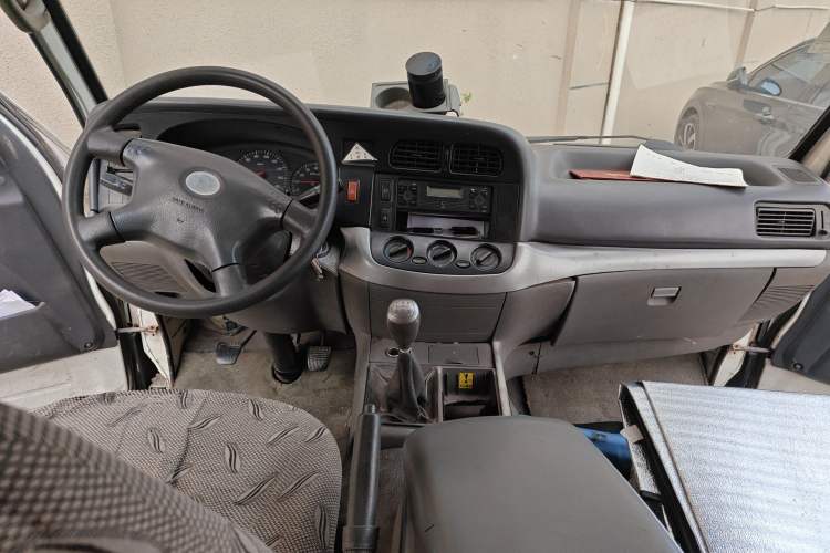 Used Jinbei Hiace 2011 2.0L Fifth-Generation Express Luxury V19 Center Console