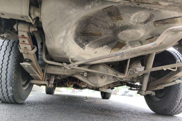 Used Jinbei Hiace 2011 2.0L Fifth-Generation Kuaiyunwang Standard Version 4G21B Chassis Rear