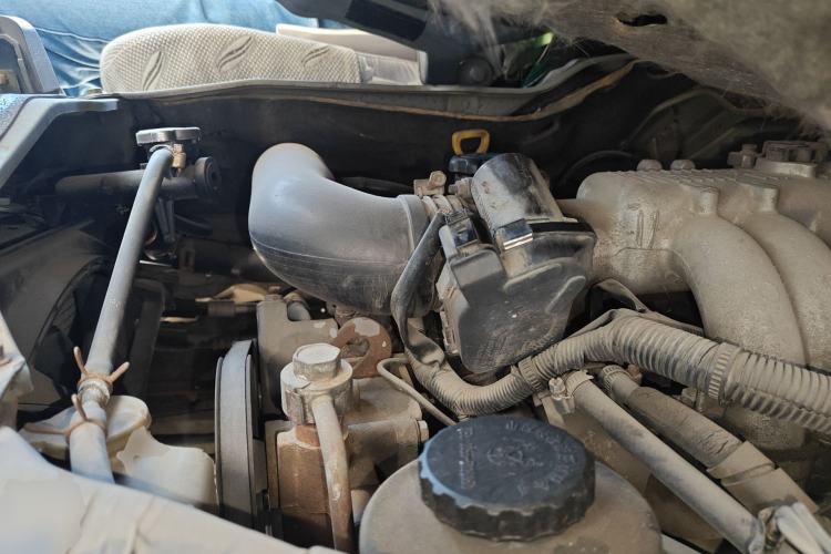 Used Jinbei Hiace 2011 2.0L Fifth-Generation Express Luxury V19 Engine Bay