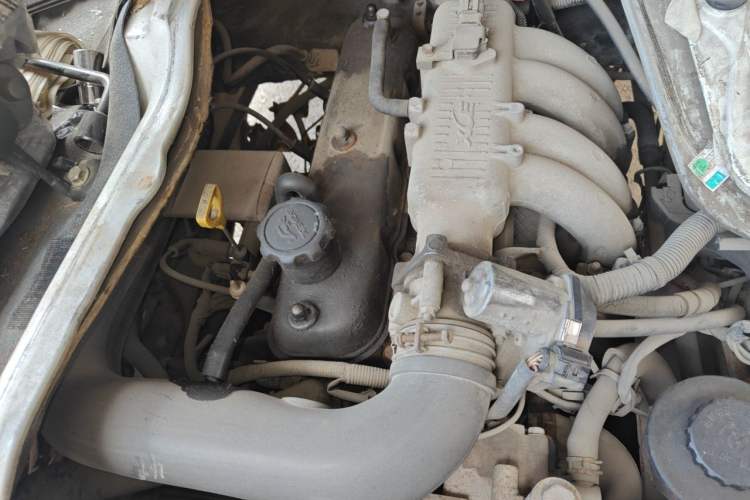 Used Jinbei Hiace 2011 2.0L Fifth-Generation Express Luxury V19 Engine Bay