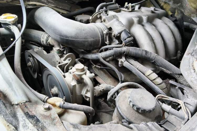 Used Jinbei Hiace 2011 2.0L Fifth-Generation Kuaiyunwang Standard Version 4G21B Engine Bay Left
