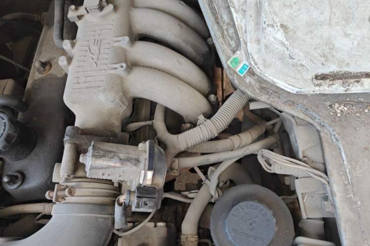 Used Jinbei Hiace 2011 2.0L Fifth-Generation Express Luxury V19 Engine Bay Left