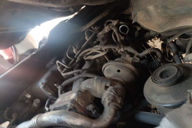 Used Jinbei Hiace 2011 2.5T Fifth-Generation Entrepreneur Edition Classic Version YC4FB90-36 Engine Bay Right