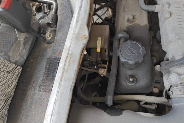 Used Jinbei Hiace 2011 2.0L Fifth-Generation Express Luxury V19 Engine Bay Right