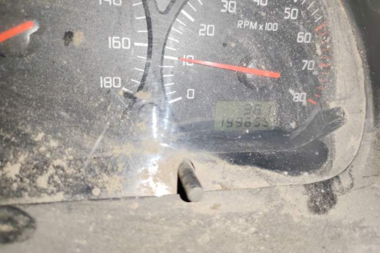 Used Jinbei Hiace 2011 2.0L 5th Generation Power King Classic 4G20D4B Odometer Close Up