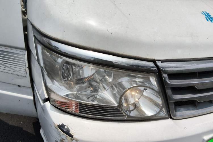 Used Jinbei Hiace 2011 2.0L Fifth-Generation Kuaiyunwang Standard Version 4G21B Right Front Headlight