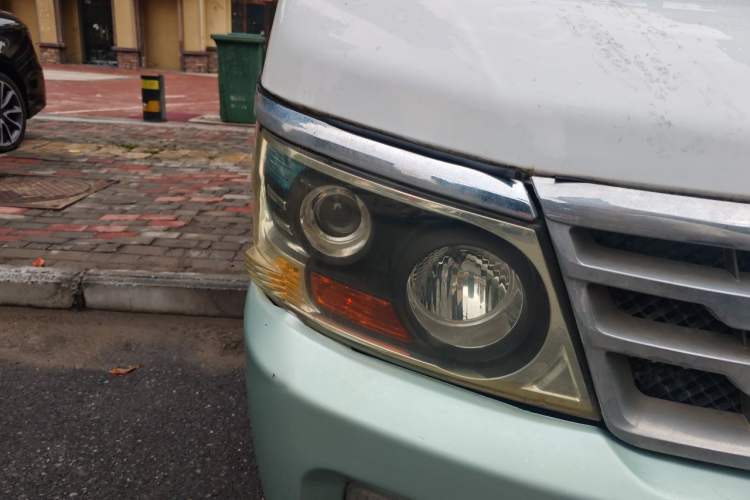 Used Jinbei Hiace 2011 2.0L 5th Generation Kuaiyunwang Standard Version 4G20B Right Front Headlight