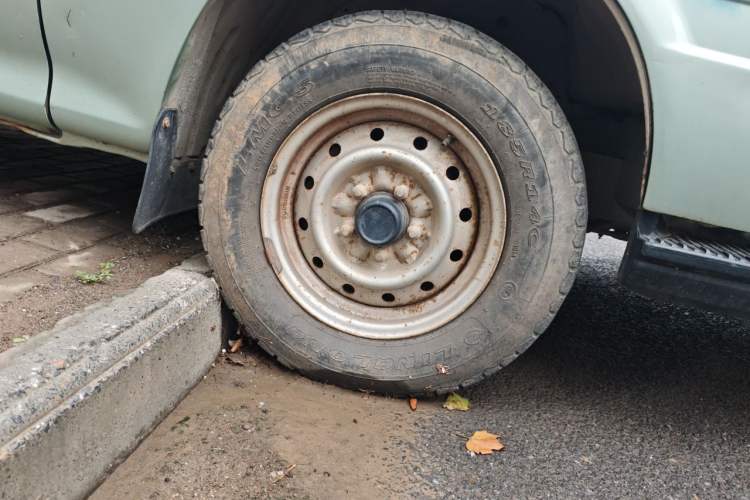 Used Jinbei Hiace 2011 2.0L 5th Generation Kuaiyunwang Standard Version 4G20B Right Front Wheel Hub