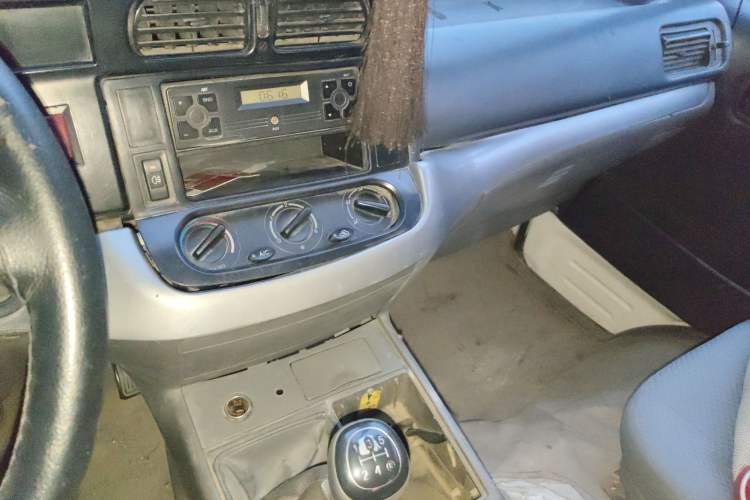 Used Jinbei Hiace 2011 2.0L 5th Generation Kuaiyunwang Standard Version 4G19 Audio And AC Panel