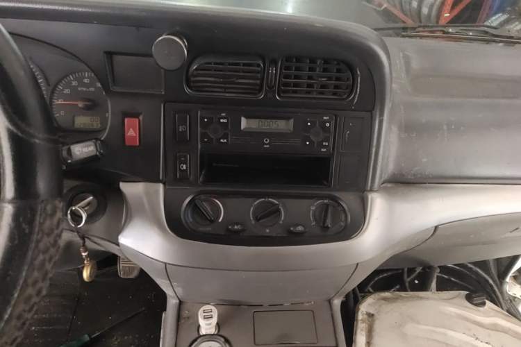Used Jinbei Hiace 2011 2.0L 5th Generation Kuaiyunwang Luxury Edition 4G19 Audio And AC Panel