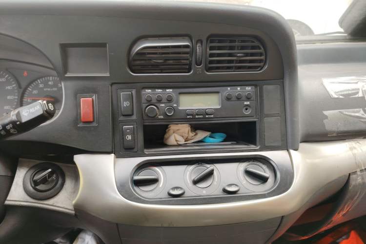 Used Jinbei Hiace 2011 2.0L 5th Generation Kuaiyunwang Luxury Version 4G20B Audio And AC Panel