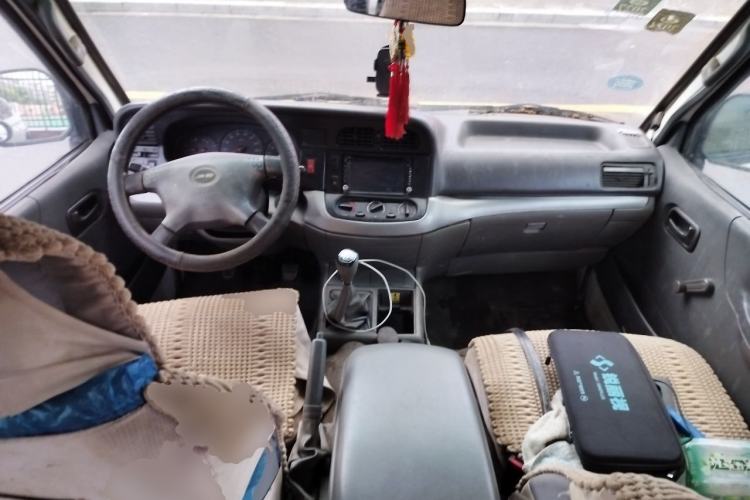 Used Jinbei Hiace 2011 2.0L 5th Generation Kuaiyunwang Standard Version 4G19 Center Console