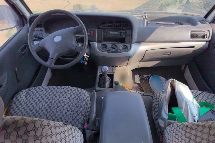 Used Jinbei Hiace 2011 2.0L 5th Generation Kuaiyunwang Standard Version 4G20B Center Console