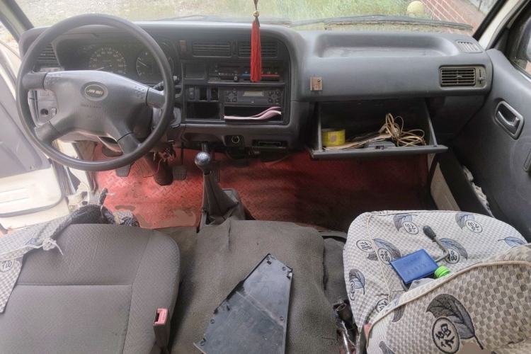 Used Jinbei Hiace 2011 2.0L 5th Generation Kuaiyunwang Standard Version 4G19 Center Console