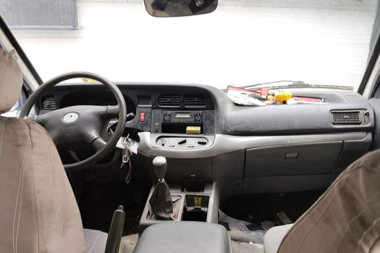 Used Jinbei Hiace 2011 2.0L 5th Generation Kuaiyunwang Standard Version 4G19 Center Console