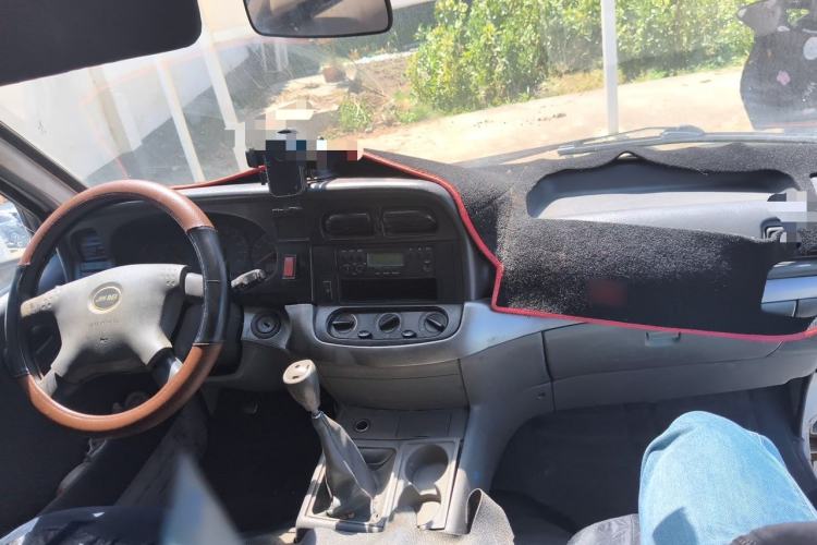 Used Jinbei Hiace 2011 2.0L 5th Generation Kuaiyunwang Standard Version 4G19 Center Console