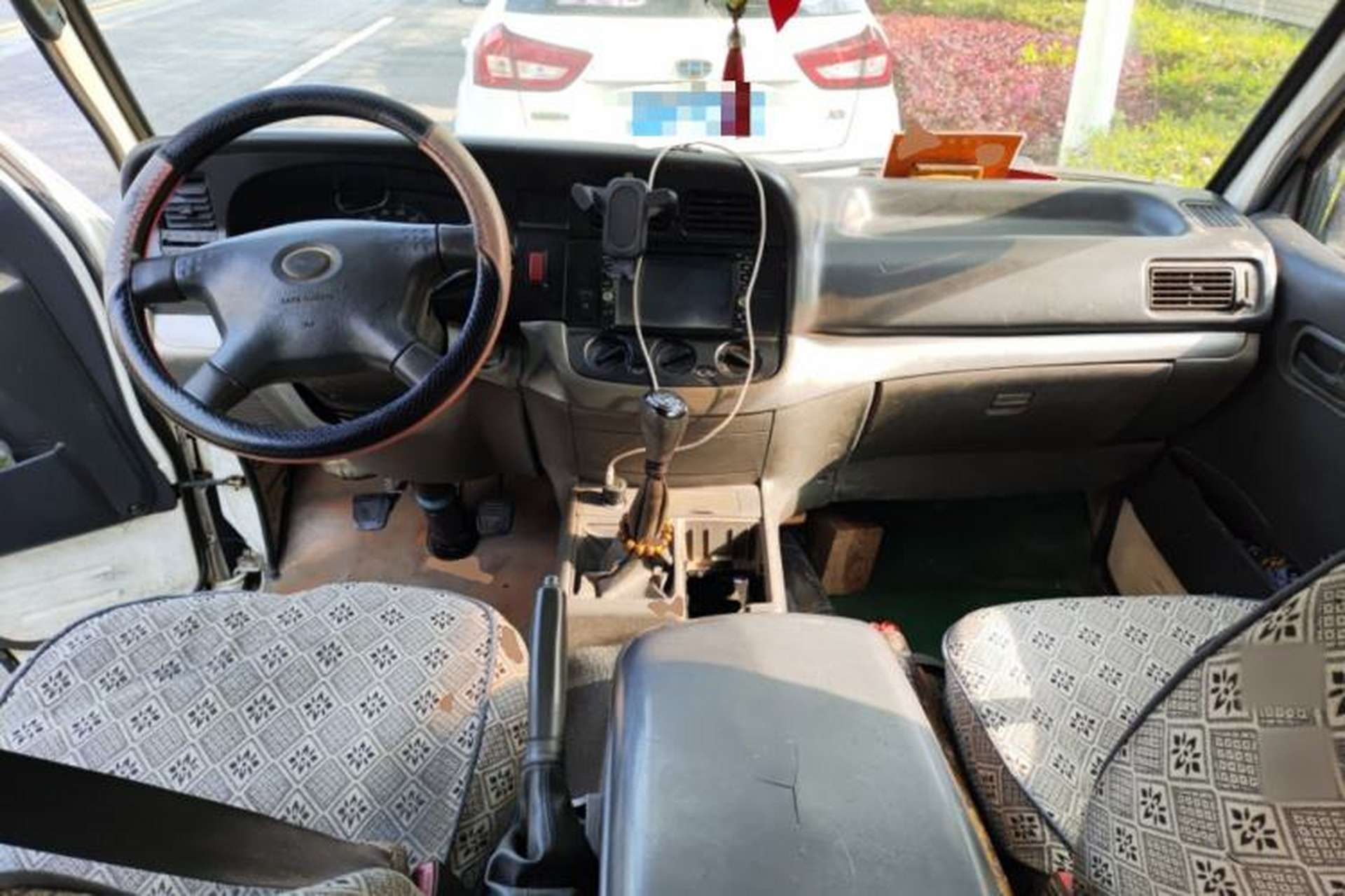 Used Jinbei Hiace 2011 2.0L 5th Generation Kuaiyunwang Standard Version 4G20B Center Console