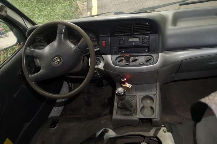 Used Jinbei Hiace 2011 2.0L 5th Generation Kuaiyunwang Luxury Version 4G20B Center Console