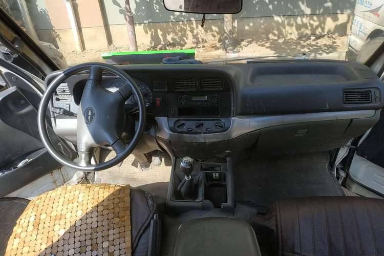 Used Jinbei Hiace 2011 2.0L 5th Generation Kuaiyunwang Comfort Type K 4G19 Center Console