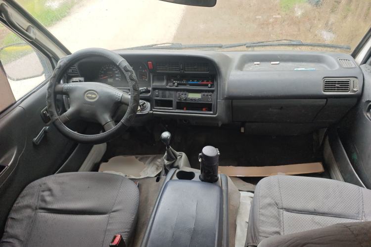 Used Jinbei Hiace 2011 2.0L 5th Generation Kuaiyunwang Standard Version 4G19 Center Console