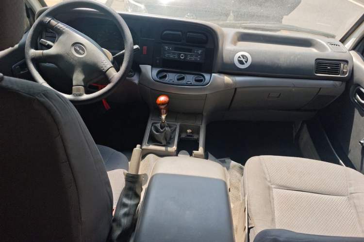 Used Jinbei Hiace 2011 2.0L 5th Generation Kuaiyunwang Standard Version 4G19 Center Console