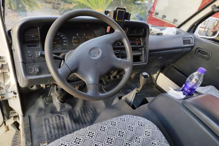 Used Jinbei Hiace 2011 2.0L Fifth-Generation Kuaiyunwang Standard Version 4G21B Center Console