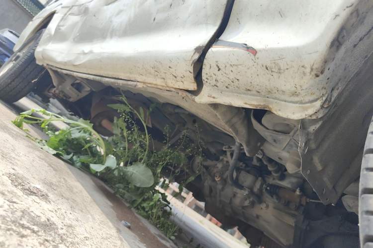Used Jinbei Hiace 2011 2.0L 5th Generation Kuaiyunwang Standard Version 4G19 Chassis Front Right