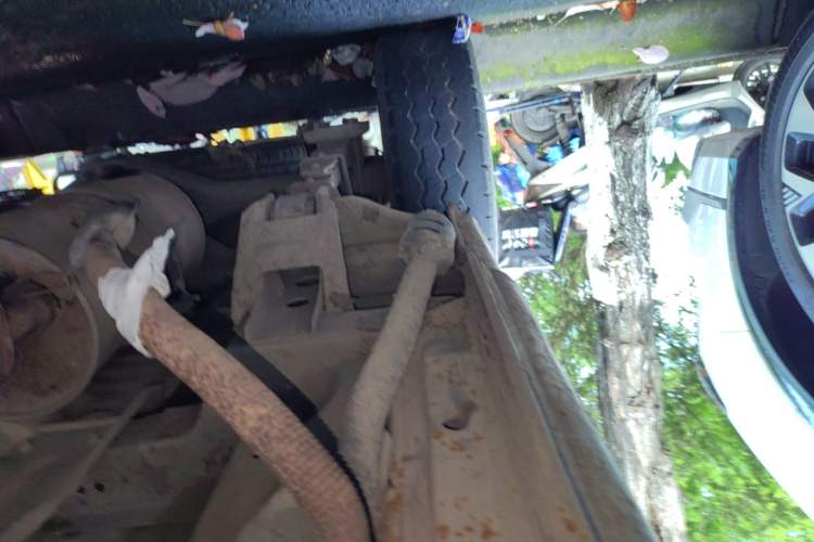 Used Jinbei Hiace 2011 2.0L 5th Generation Kuaiyunwang Standard Version 4G19 Chassis Rear Right