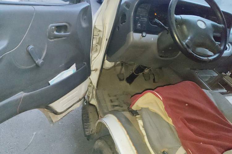 Used Jinbei Hiace 2011 2.0L 5th Generation Kuaiyunwang Standard Version 4G19 Driver Seat