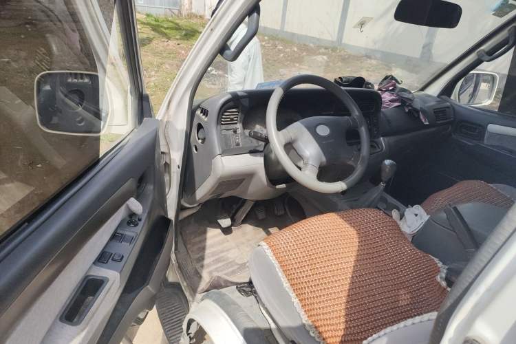 Used Jinbei Hiace 2011 2.2L 5th Generation Power King Deluxe Version 4G22D4B Driver Seat