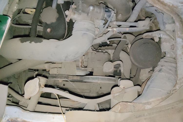 Used Jinbei Hiace 2011 2.0L 5th Generation Kuaiyunwang Standard Version 4G19 Engine Bay
