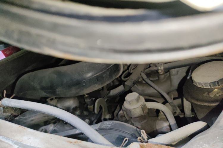 Used Jinbei Hiace 2011 2.0L 5th Generation Kuaiyunwang Standard Version 4G19 Engine Bay
