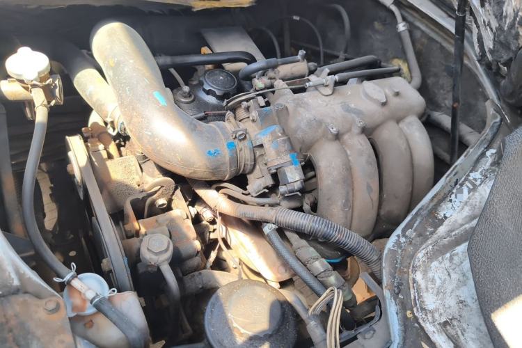 Used Jinbei Hiace 2011 2.0L 5th Generation Kuaiyunwang Standard Version 4G19 Engine Bay
