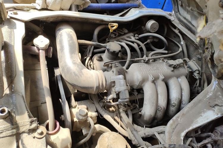 Used Jinbei Hiace 2011 2.0L Fifth-Generation Express Luxury V19 Engine Bay