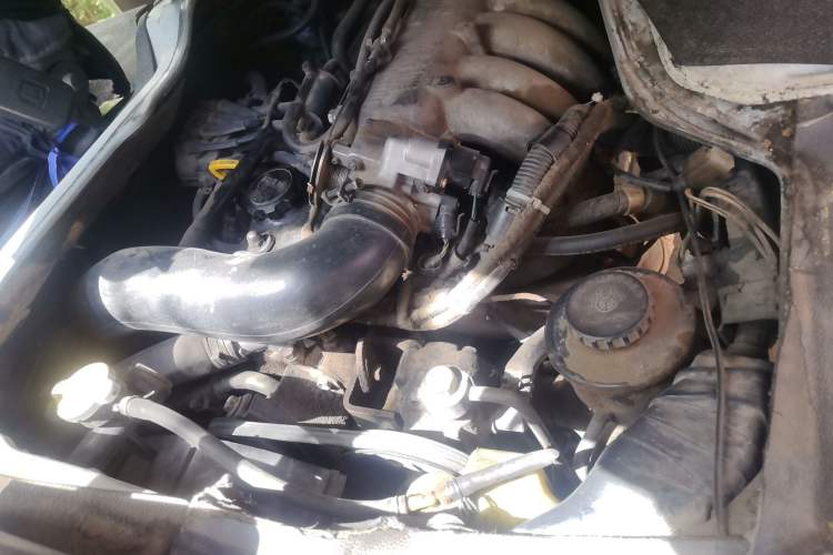 Used Jinbei Hiace 2011 2.0L 5th Generation Kuaiyunwang Comfort Z-Type 4G20B Engine Bay