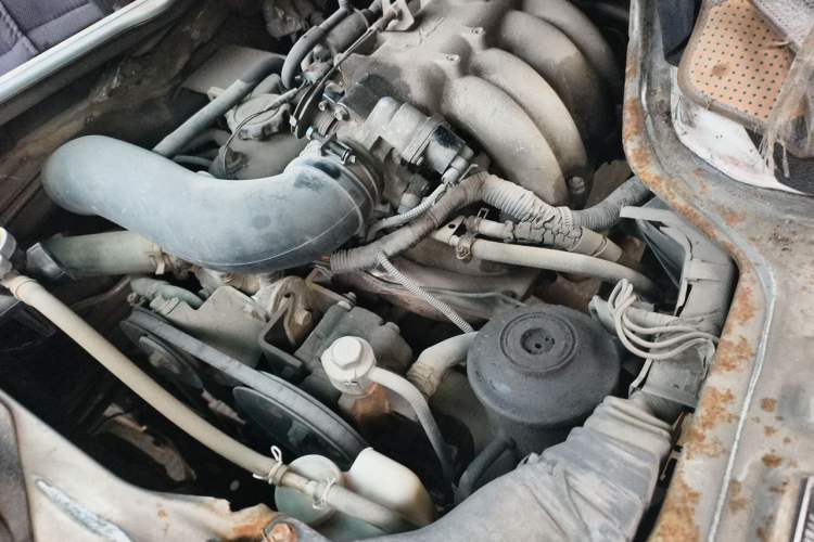 Used Jinbei Hiace 2011 2.0L Fifth-Generation Kuaiyunwang Standard Version 4G21B Engine Bay