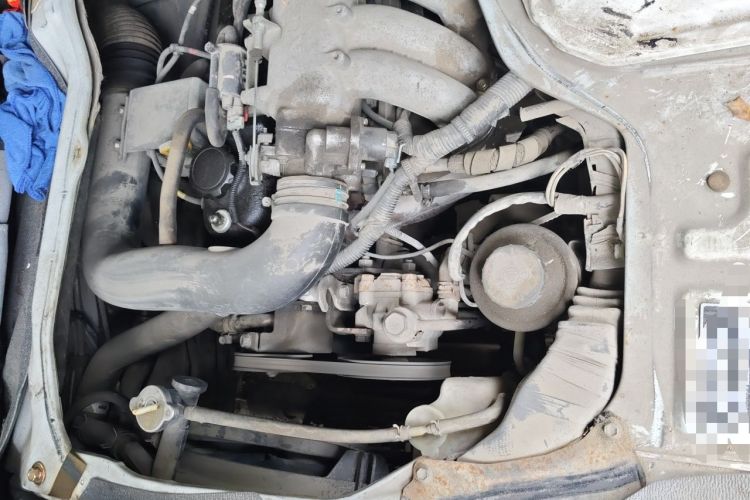 Used Jinbei Hiace 2011 2.0L 5th Generation Kuaiyunwang Standard Version 4G19 Engine Bay
