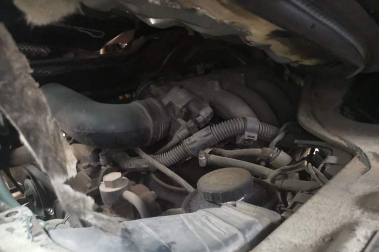 Used Jinbei Hiace 2011 2.0L 5th Generation Kuaiyunwang Standard Version 4G19 Engine Bay