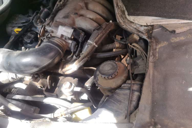 Used Jinbei Hiace 2011 2.0L 5th Generation Kuaiyunwang Comfort Z-Type 4G20B Engine Bay Left