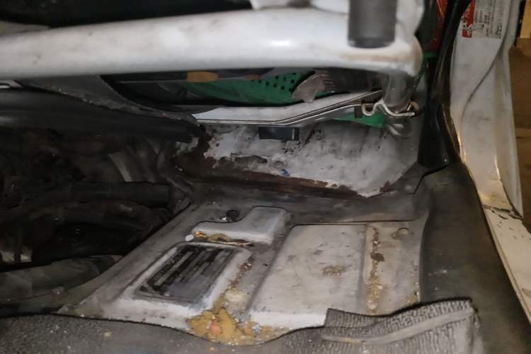 Used Jinbei Hiace 2011 2.0L Fifth-Generation Kuaiyun Classic V19 Engine Bay Left