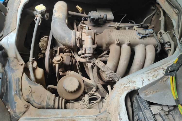 Used Jinbei Hiace 2011 2.0L 5th Generation Power King Comfort Version 4G20D4B Engine Bay Left