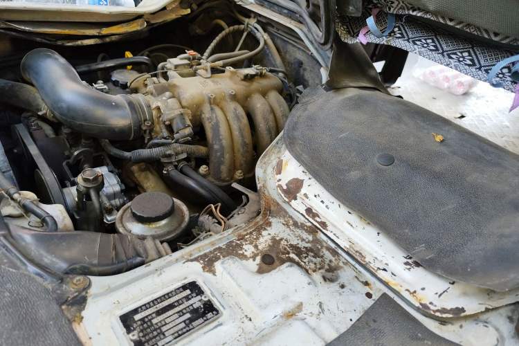 Used Jinbei Hiace 2011 2.0L Fifth-Generation Kuaiyunwang Standard Version 4G21B Engine Bay Left