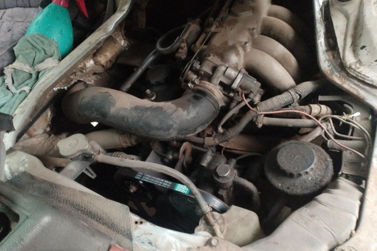 Used Jinbei Hiace 2011 2.0L 5th Generation Kuaiyunwang Standard Version 4G19 Engine Bay