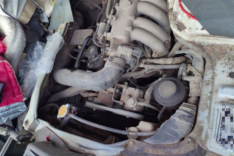 Used Jinbei Hiace 2011 2.0L 5th Generation Kuaiyunwang Standard Version 4G19 Engine Bay