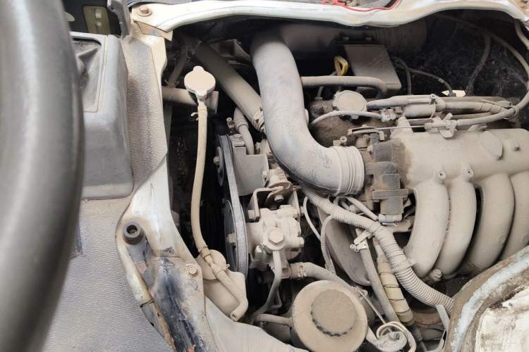 Used Jinbei Hiace 2011 2.0L 5th Generation Kuaiyunwang Standard Version 4G19 Engine Bay Right