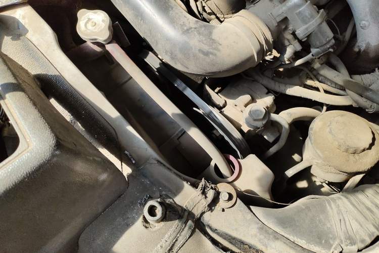 Used Jinbei Hiace 2011 2.0L Fifth-Generation Express Luxury V19 Engine Bay Right